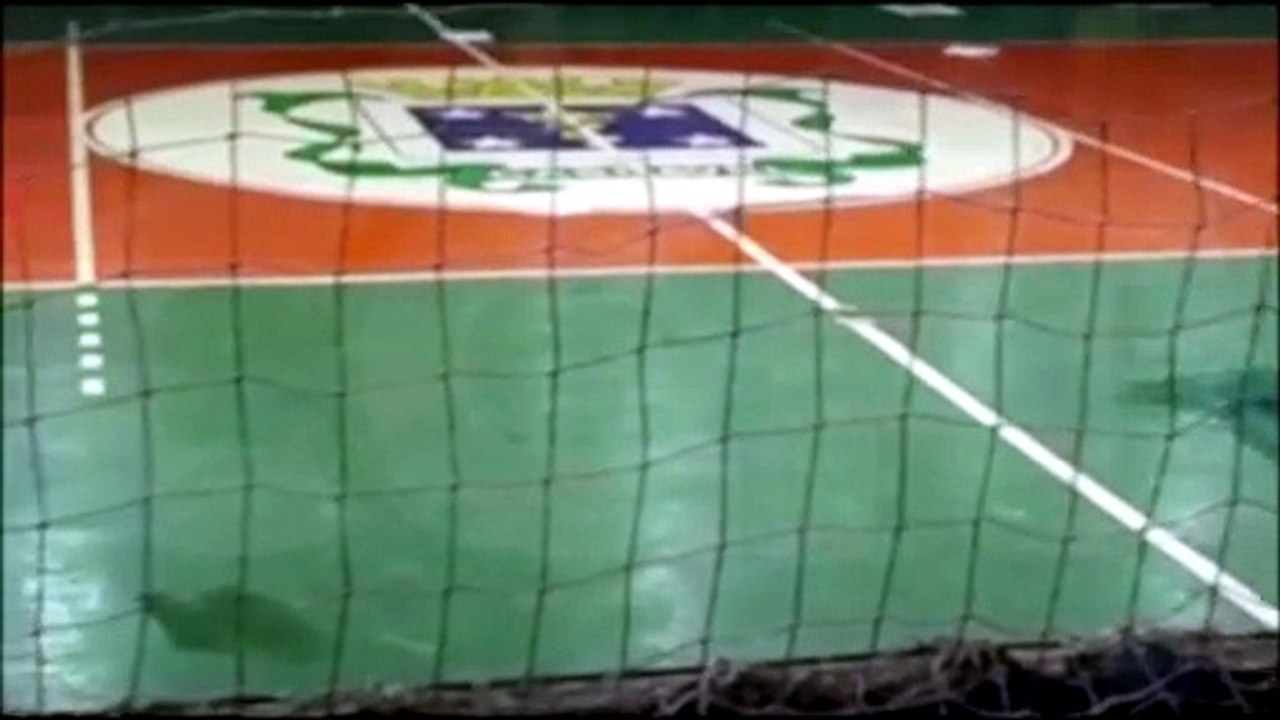 Goteiras em ginásio colocam atletas em risco durante jogos escolares em Cascavel