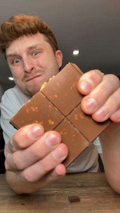 Tablette de Dubai Pringles ✨ une tablette de chocolat ultra gourmande à la pistache et au chocolat blanc, recouverte de chocolat au lait, et bien évidemment pour le croustillant des Pringles nature au sel !