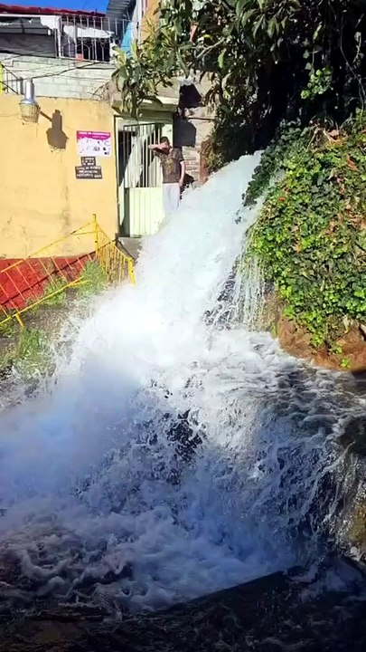 Falla en tubería de desfogue inunda casas y arrasa con vehículos en la colonia Torres del Potrero en Álvaro Obregón