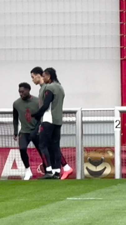 ¡El baile de Olise al salir a calentar! Cero presión de la estrella del Bayern a 24 horas