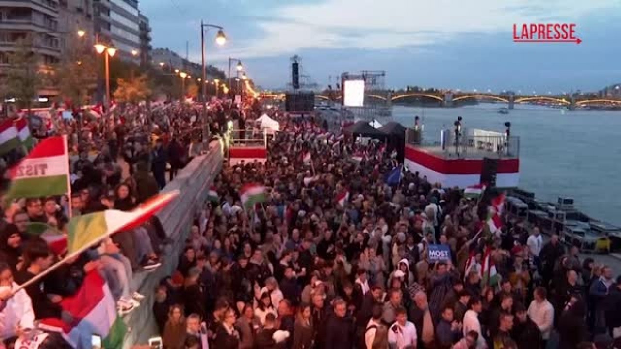 Ungheria, festa per le strade di Budapest dopo la vittoria di Magyar