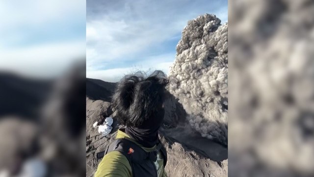 Eruzione improvvisa del vulcano in Indonesia: escursionisti in fuga tra cenere e panico