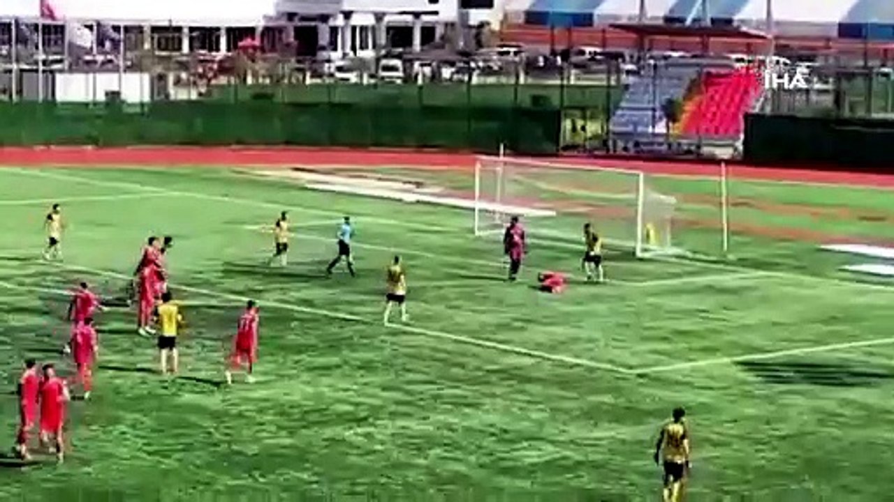 Penaltı golü sonrası çıkan arbedede futbolcunun elmacık kemiği kırıldı | Ajansspor | IHA
