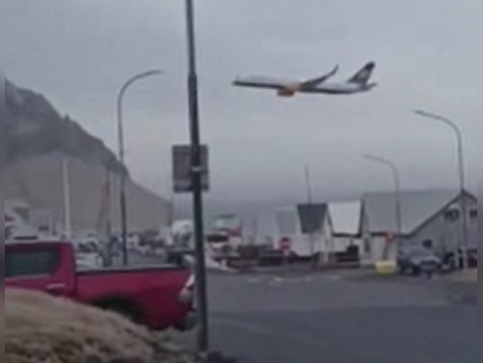 Flugzeug fliegt nur hundert Meter über Wohngebiet