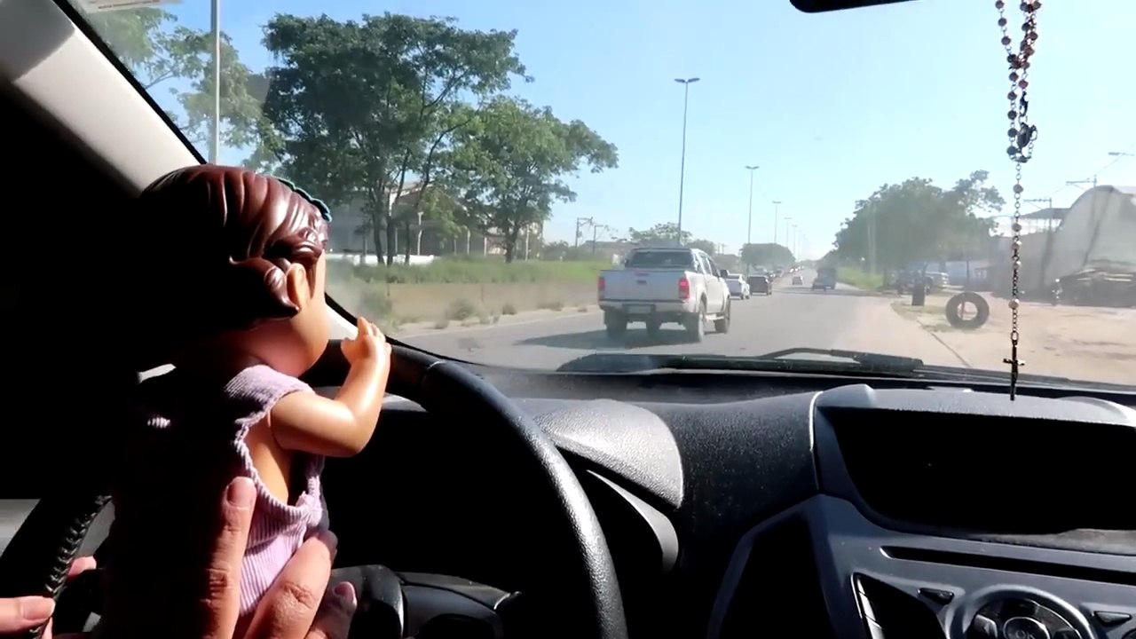 DIRIGINDO O CARRO DA MAMÃE