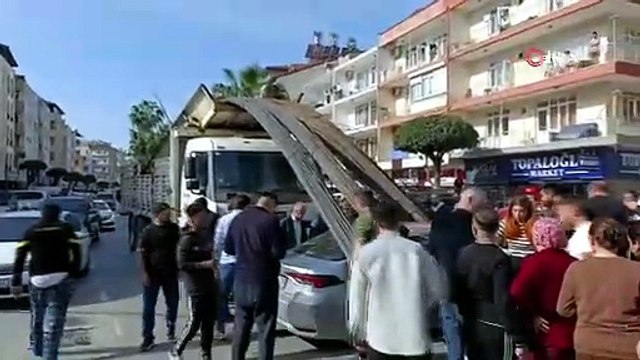 Kamyonun üzerindeki inşaat demirleri seyir halindeki otomobile ’ok’ gibi saplandı: O anlar güvenlik kamerasına yansıdı
