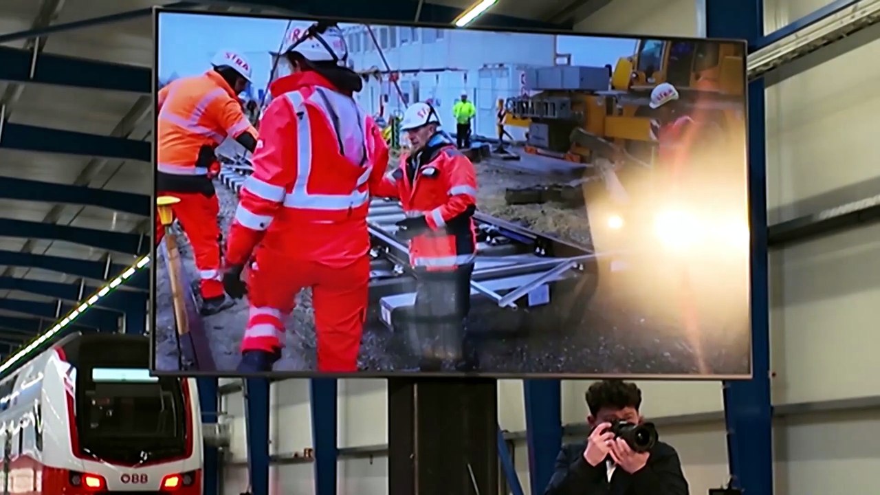 Stadler eröffnet neue High‑Tech‑Werkhalle für moderne Schienenfahrzeuge in Obersiebenbrunn