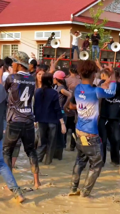 ส่องสงกรานต์เขมร ฝั่งนั้นเล่นกันอย่างไร
