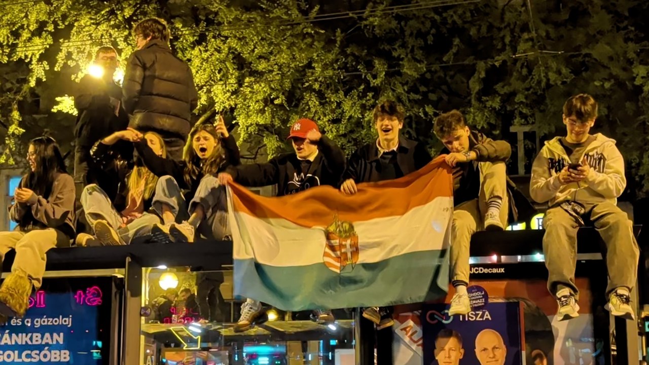 Junge Ungarn feiern Tisza-Sieg in Budapest