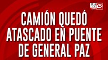 Camión atascado en un puente genera caos de tránsito en la General Paz