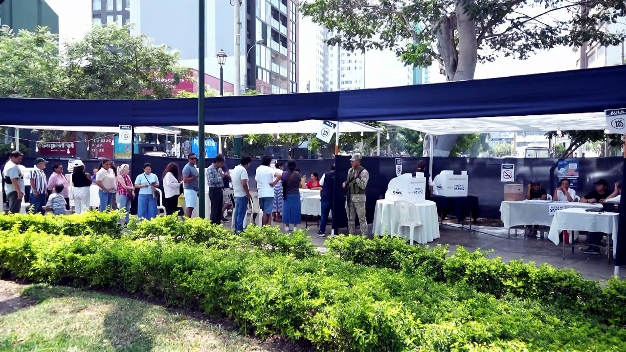 Perú amplía votación en sus elecciones generales hasta este lunes para las mesas no instaladas