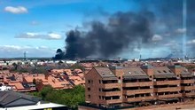 Incendio en una nave de reciclaje de cartón en Alcalá de Henares con una gran columna de humo