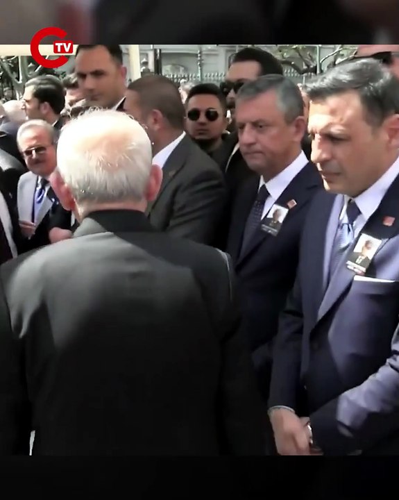 Kemal Kılıçdaroğlu, hayatını kaybeden TBMM eski Başkanı Hüsamettin Cindoruk'un cenaze töreninde Özgür Özel'i görmezden geldi, elini sıkmadı!
