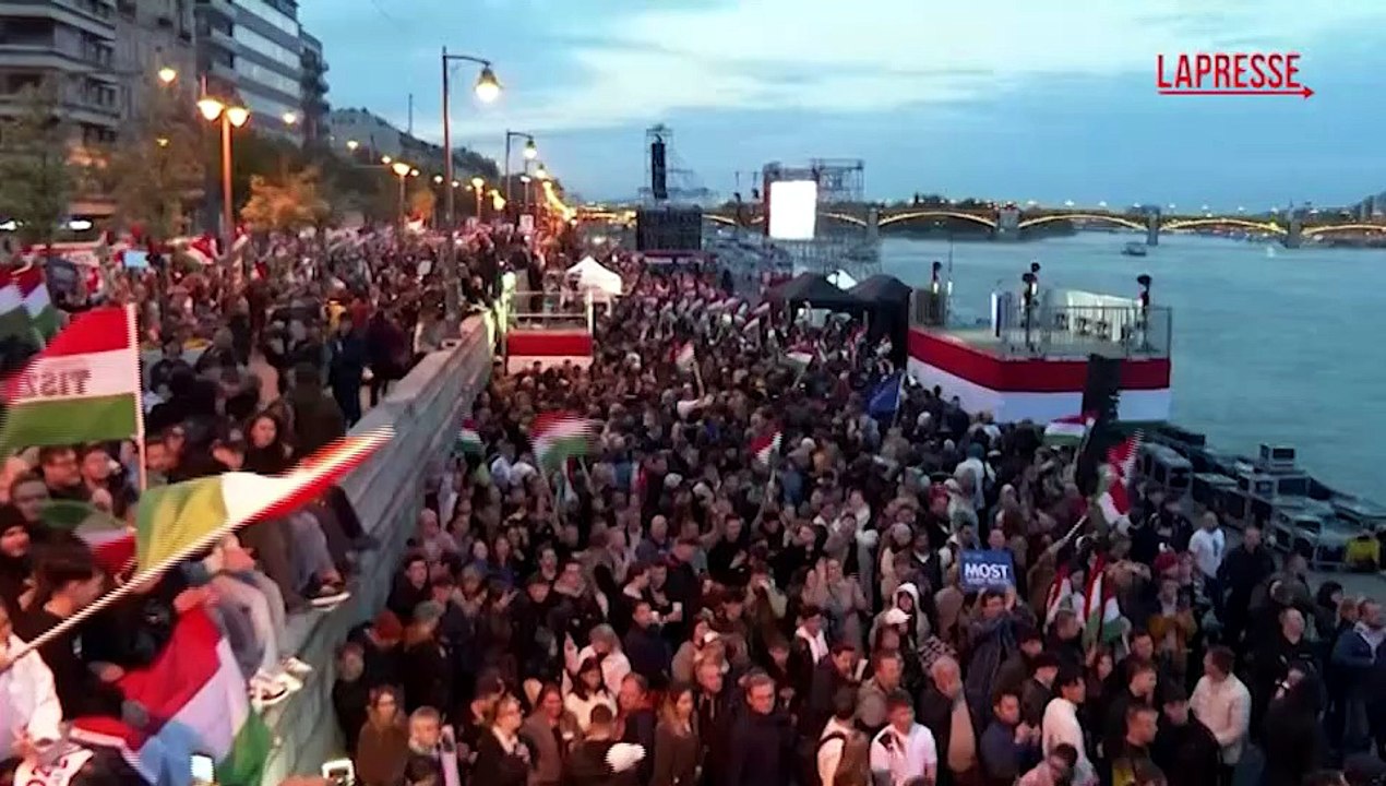 Ungheria, festa per le strade di Budapest dopo la vittoria di Magyar