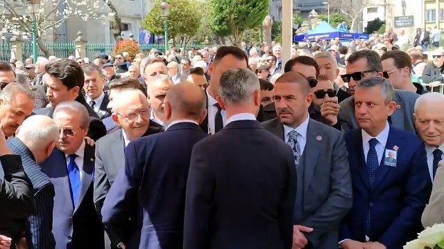 Cenaze töreninde Gürsel Tekin ile Kemal Kılıçdaroğlu sohbet ederken, Özgür Özel’in bakışları dikkat çekti.