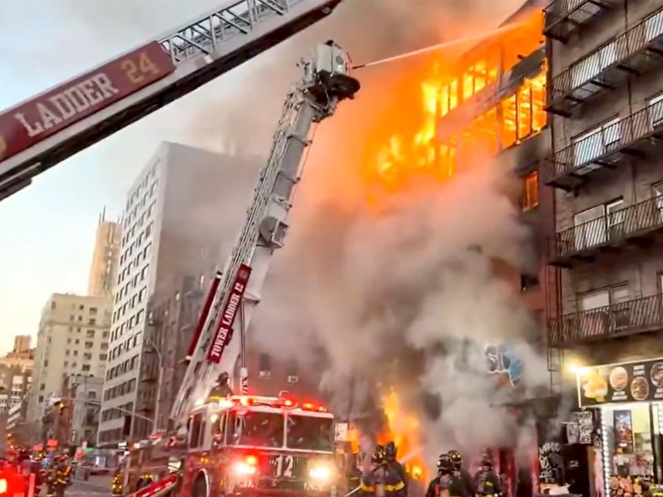 Großeinsatz in New York: Hochhaus brennt völlig aus