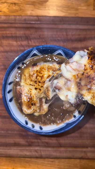 Soupe à l'oignon expressRetrouve notre Ebook, 45 recettes de soupes, dans ma bio.#recette #instafood #soupe