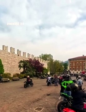 Impennata in piazza durante la benedizione delle moto in piazza Fiera