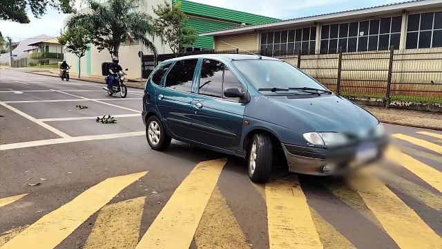 Pivô de direção de Megane quebra ao passar por quebra-molas na Rua Antonina