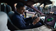 Pedro Sánchez descubre el Xiaomi YU7 en China 