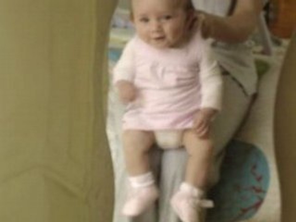 Maelys devant le miroir