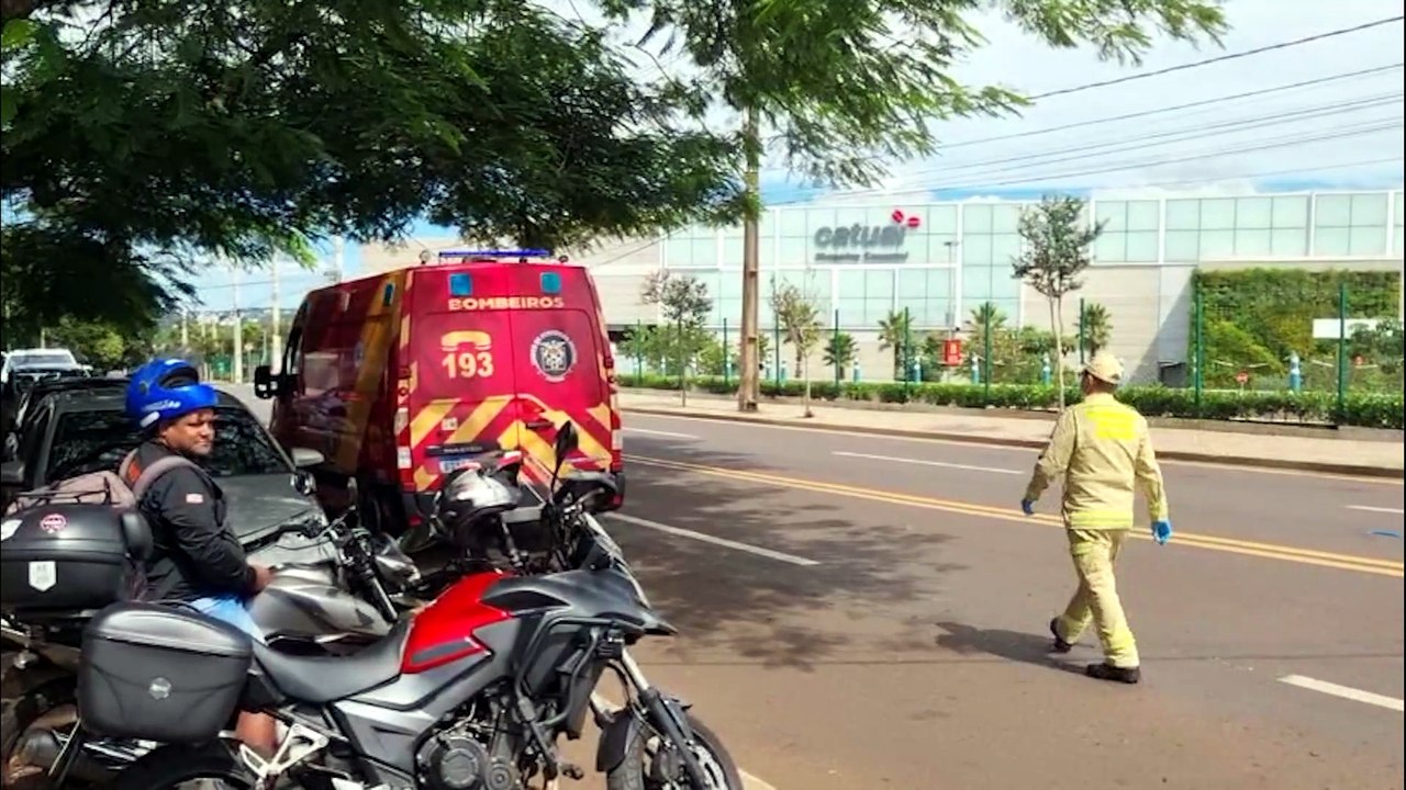 Colisão deixa homem ferido na Rua Jacarezinho, ao lado do Shopping