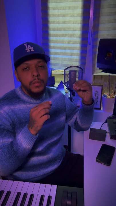 DITES MOI VOUS VOYEZ QUI ?
