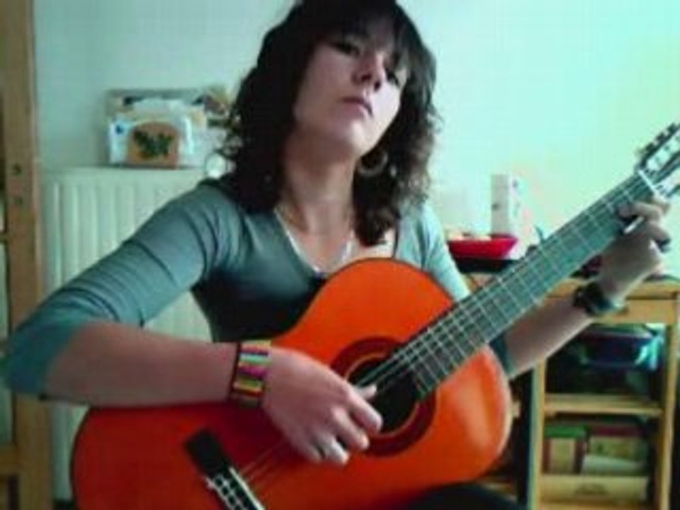 Aude à la guitare