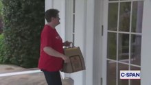 Trump Receives McDonald’s Delivery via DoorDash Inside the Oval Office