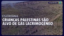Protesto de crianças palestinas termina com uso de gás lacrimogêneo