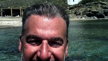 Γιώργος Λιάγκας: Έκανε την τελευταία βουτιά στην Τήνο πριν την επιστροφή στην Αθήνα