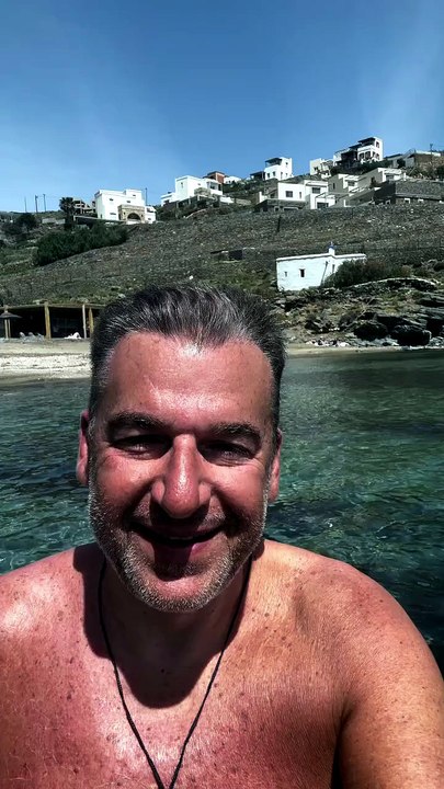 Γιώργος Λιάγκας: Έκανε την τελευταία βουτιά στην Τήνο πριν την επιστροφή στην Αθήνα