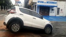 Carro cai em cratera aberta pelas chuvas na rua Dona Leopoldina