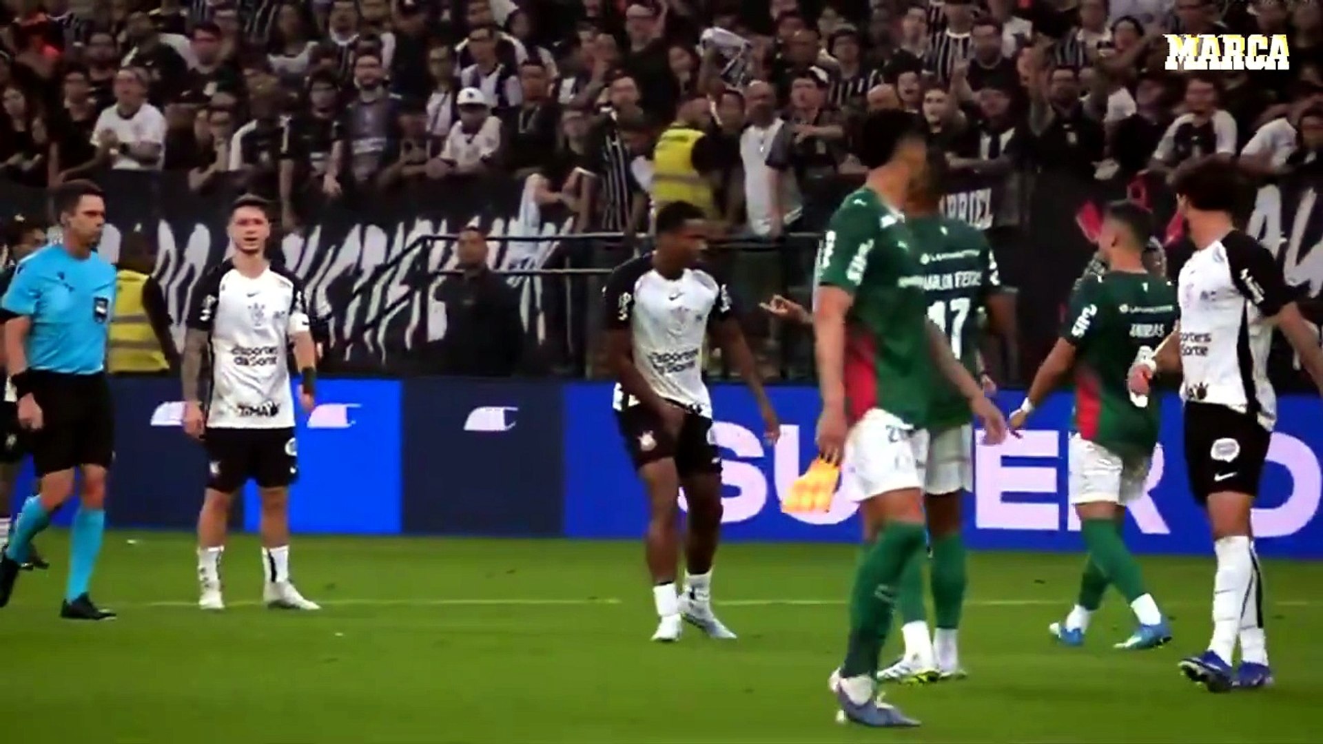 Segundo jugador de Corinthians expulsado este mes... ¡por tocarse sus partes!