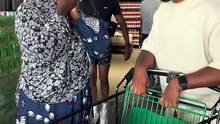 Une mère célibataire endettée reçoit une surprise incroyable dans un supermarché : le geste généreux qui change sa vie.