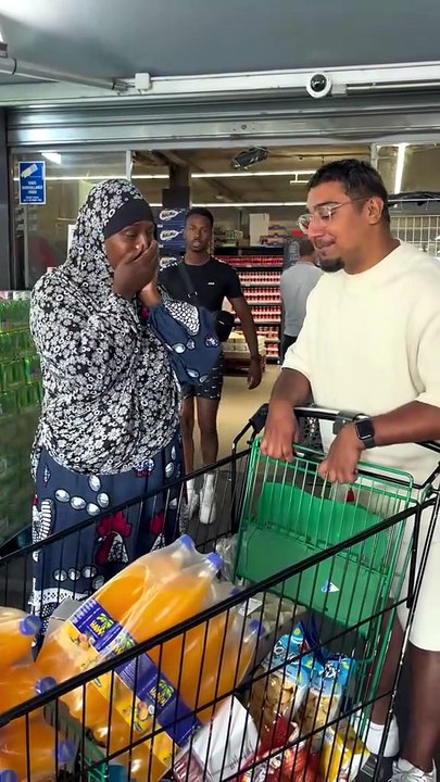 Une mère célibataire endettée reçoit une surprise incroyable dans un supermarché : le geste généreux qui change sa vie.