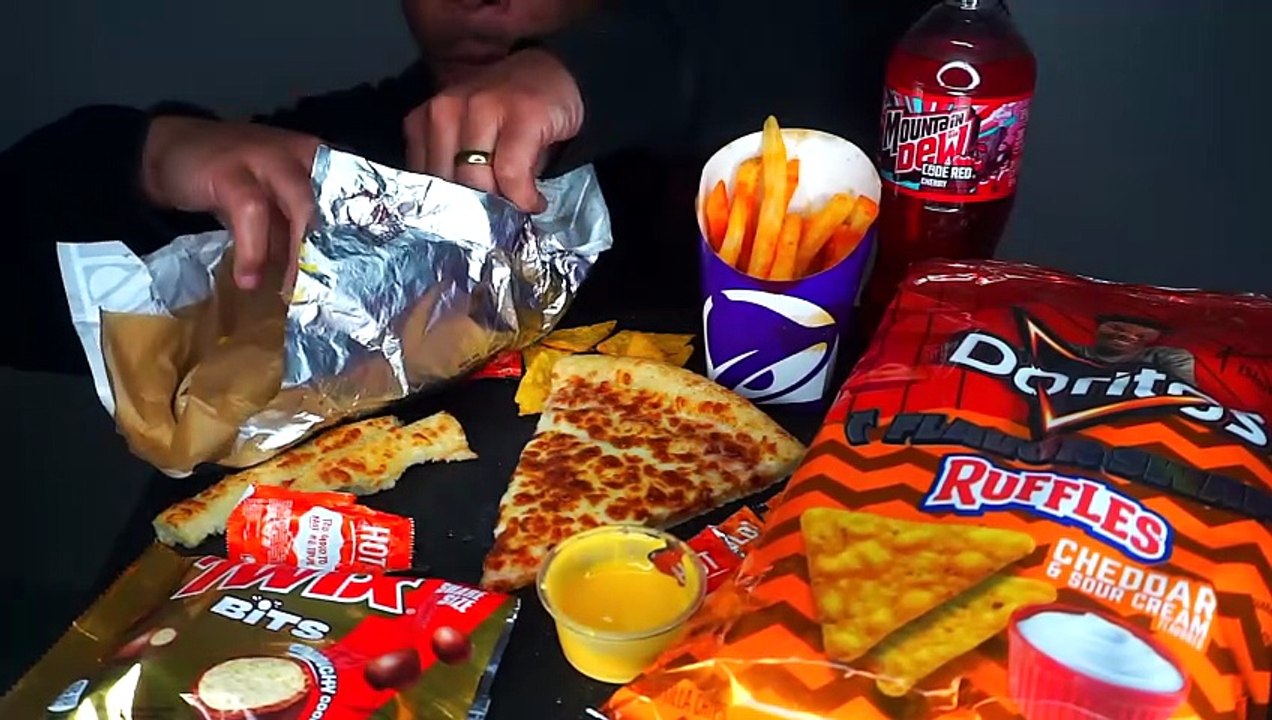 ASMR EATING GAME DAY FOOD IDEAS JERRY NO TALKING CHEESE PIZZA SAUCE DORITOS CRUNCHY CHIPS MUKBANG
