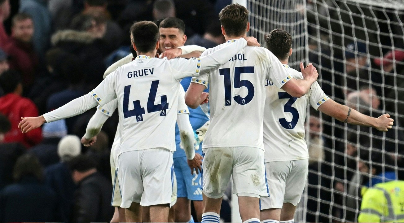 ليدز يفاجئ مانشستر يونايتد ويهزمه في عقر داره