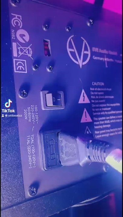 J’ai allumé tout le matériel comme si j’allais changer l’industrie musicale…Le setup est prêt.Moi aussi.Pas pour les bonnes raisons, mais prêt
