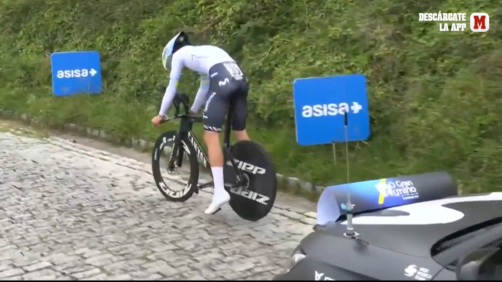 Así ha sido el monumental enfado de Iván Romeo tras pinchar en la crono de O Gran Camiño