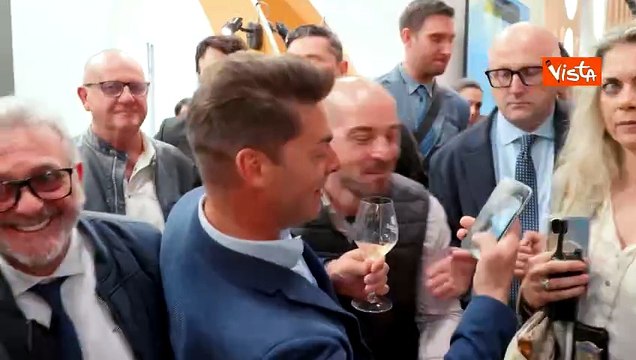 Ma che stai a fa? , Meloni scherza con un fan e gli prende telefono per scattare selfie al Vinitaly