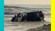 ¡Casi lo arrastra el mar! Joven queda atrapado con su auto en la playa de Puerto Escondido