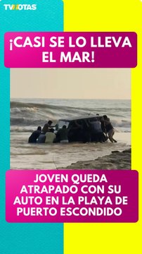 ¡Casi lo arrastra el mar! Joven queda atrapado con su auto en la playa de Puerto Escondido