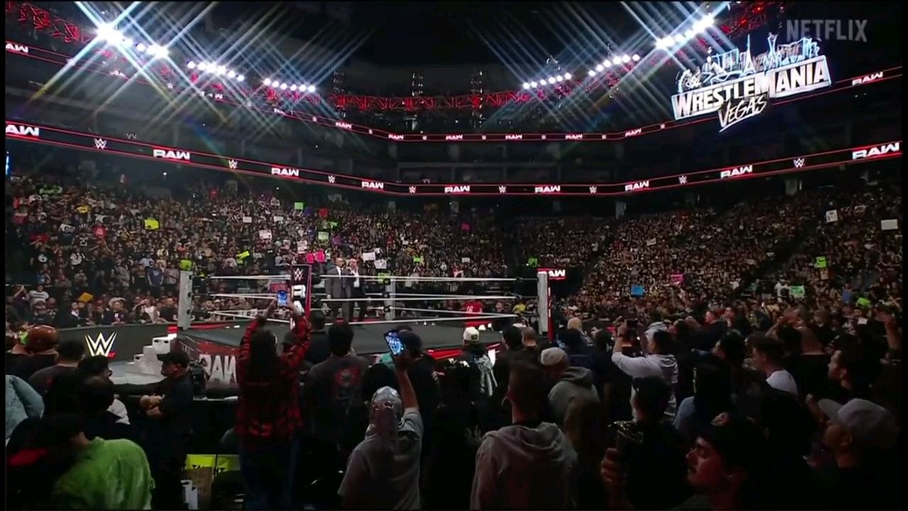 Brock Lesnar signed the contract WWE RAW