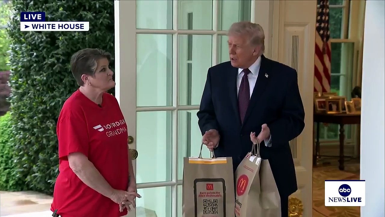 Comment Sharon, livreuse chez "DoorDash" s'est-elle retrouvée hier sur les chaînes du monde entier, remettant hamburgers et frites de chez McDo, à Donald Trump en pleine conférence de presse ?