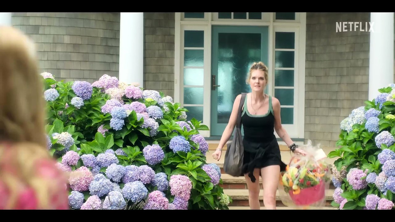 Julianne moore als milliardenschwere kultanführerin im trailer von „sirens“