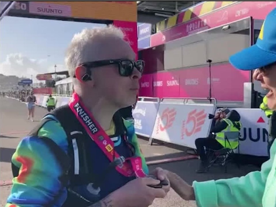 Mit KI ins Ziel: Blinder Läufer schreibt Marathon-Geschichte