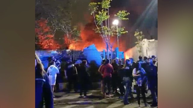 Via dei Gordiani: scoppia l'incendio nel campo rom durante la rissa, nel caos un poliziotto mette in salvo un bimbo