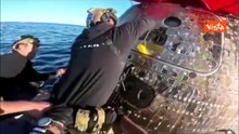L'apertura della capsula e l'applauso per gli astronauti dopo l'ammaraggio di Artemis II