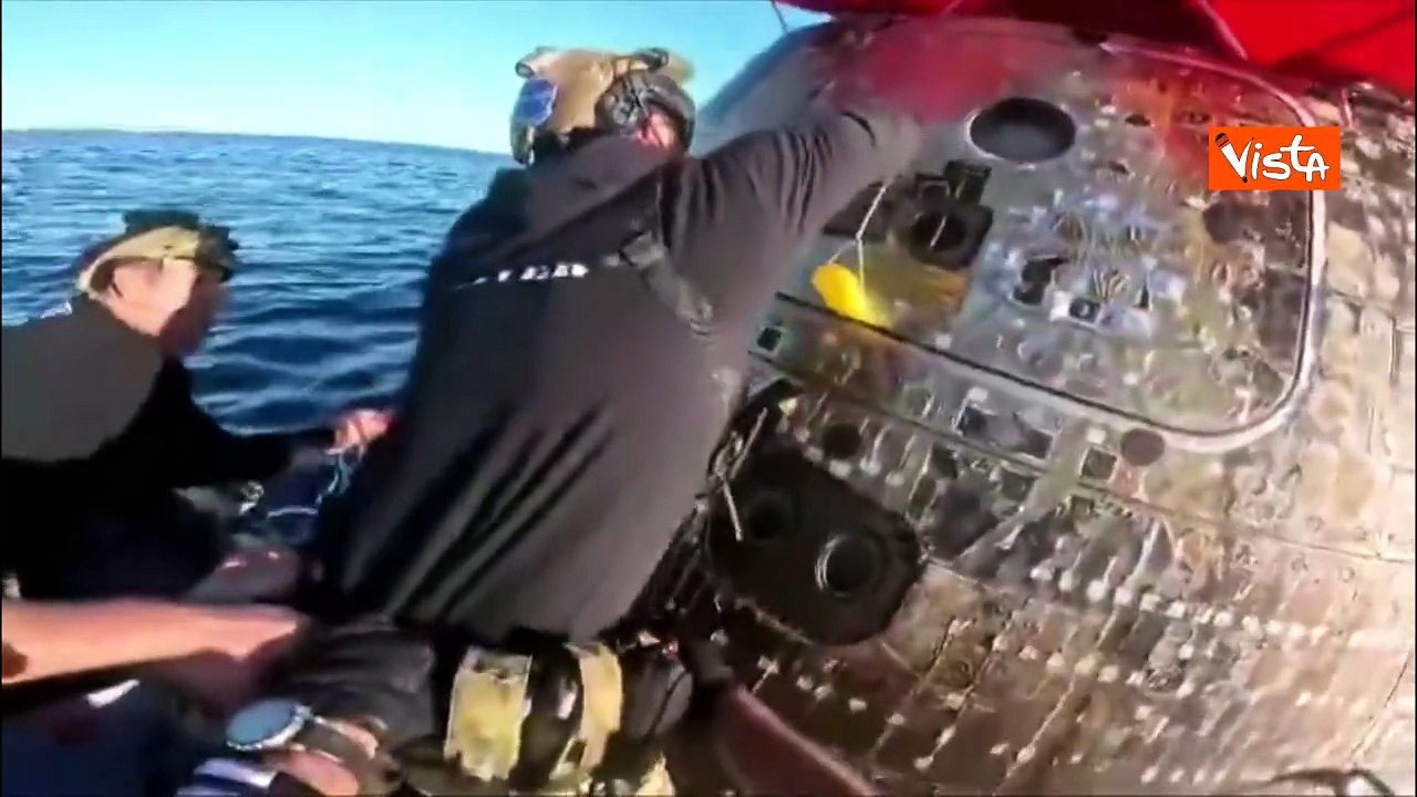 L'apertura della capsula e l'applauso per gli astronauti dopo l'ammaraggio di Artemis II